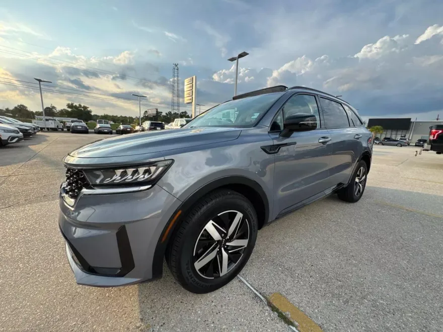 2023 Kia Sorento S photo 1