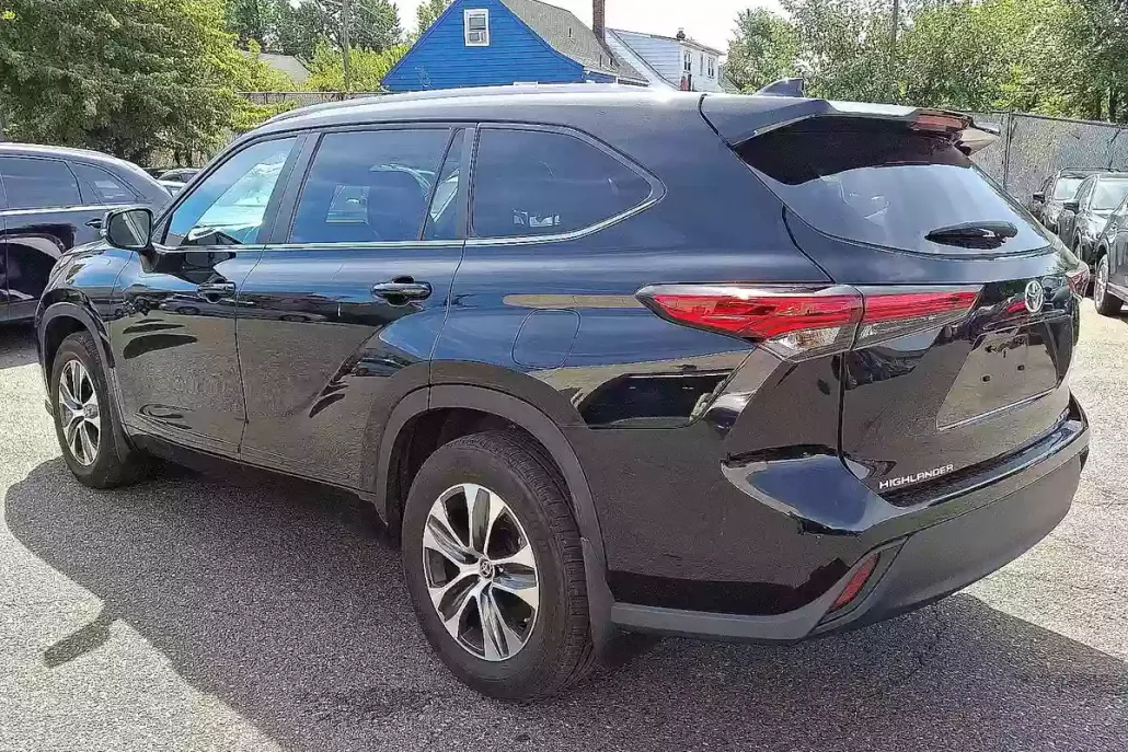 2023 Toyota Highlander XLE photo 1