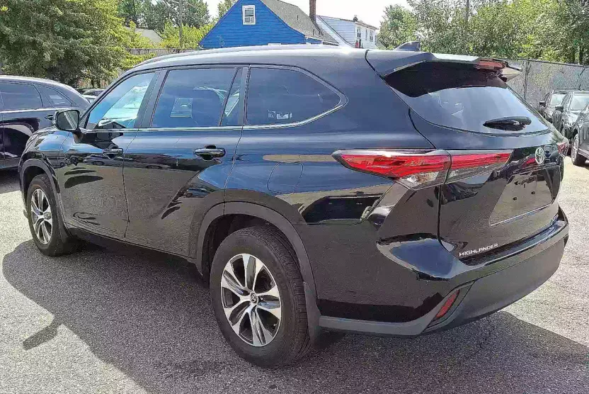 2023 Toyota Highlander XLE photo 1