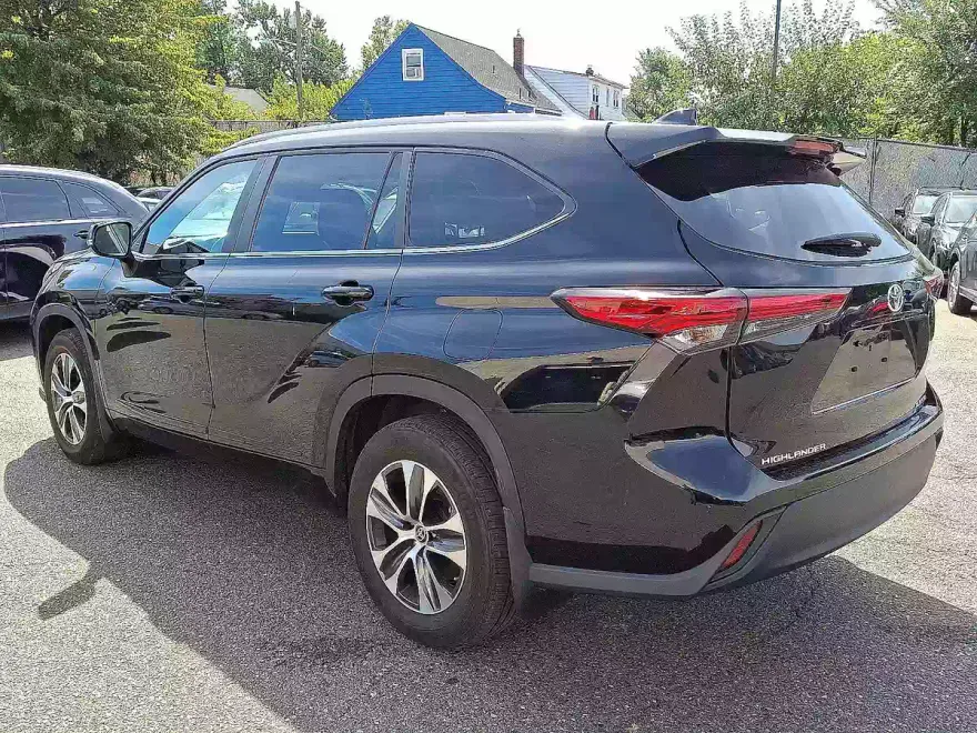2023 Toyota Highlander XLE photo 1
