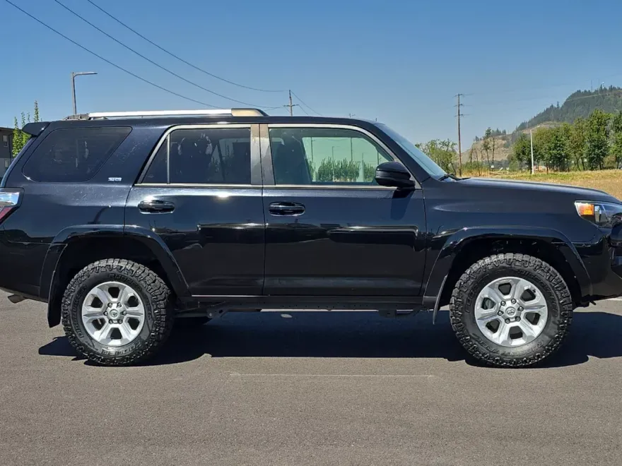 2022 Toyota 4Runner SR5 photo 1