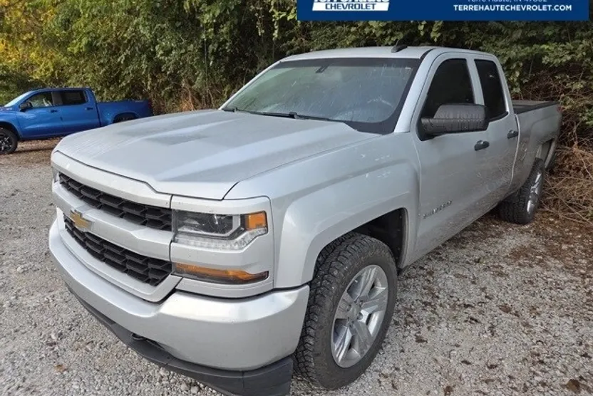 2018 Chevrolet Silverado Custom photo 1