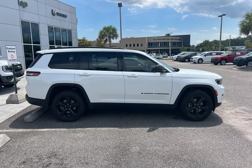 2023 Jeep Grand Cherokee Altitude photo 1