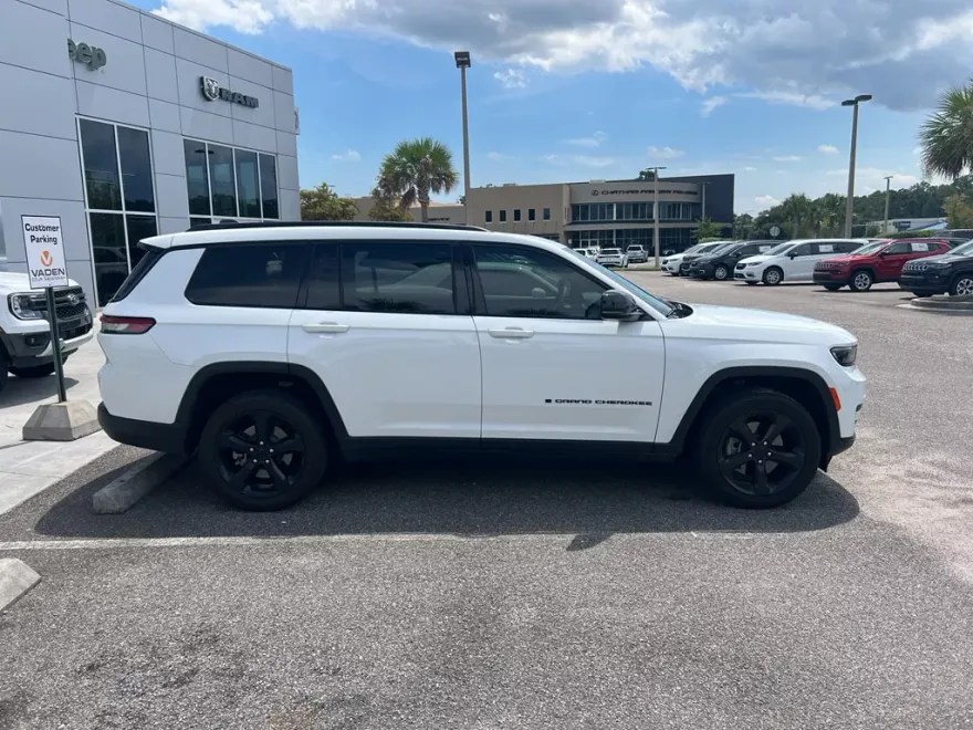 2023 Jeep Grand Cherokee Altitude photo 1