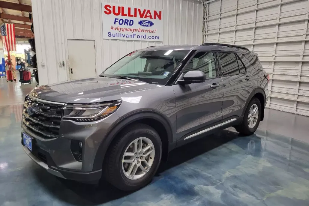 2025 Ford Explorer photo 1