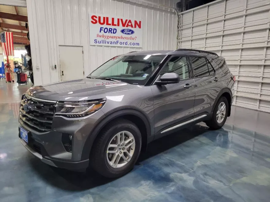 2025 Ford Explorer photo 1