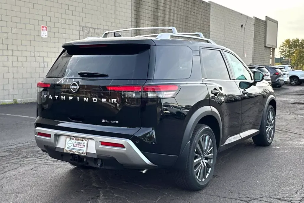 2025 Nissan Pathfinder SL photo 1
