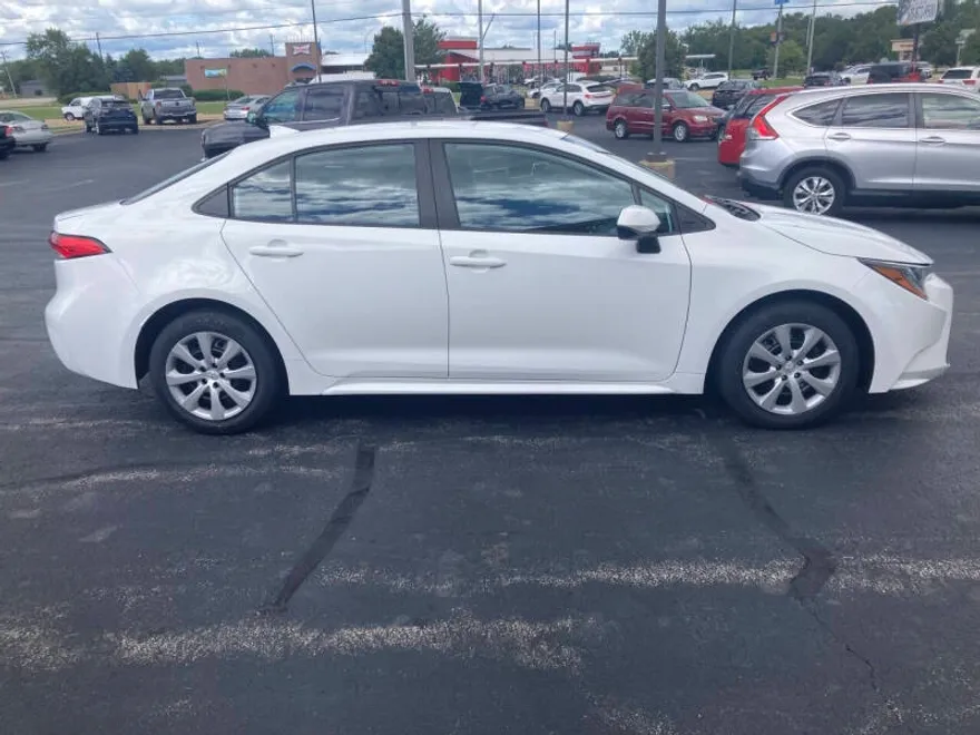2022 Toyota Corolla LE photo 1