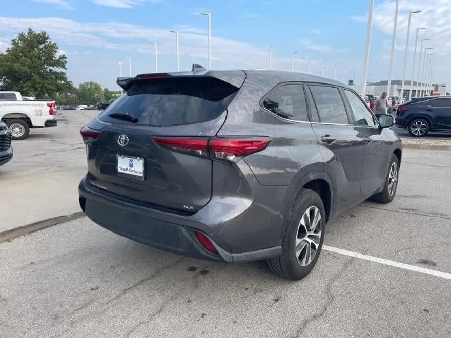 2023 Toyota Highlander L photo 1