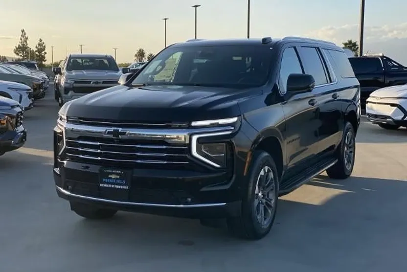 2026 Chevrolet Suburban LT photo 1