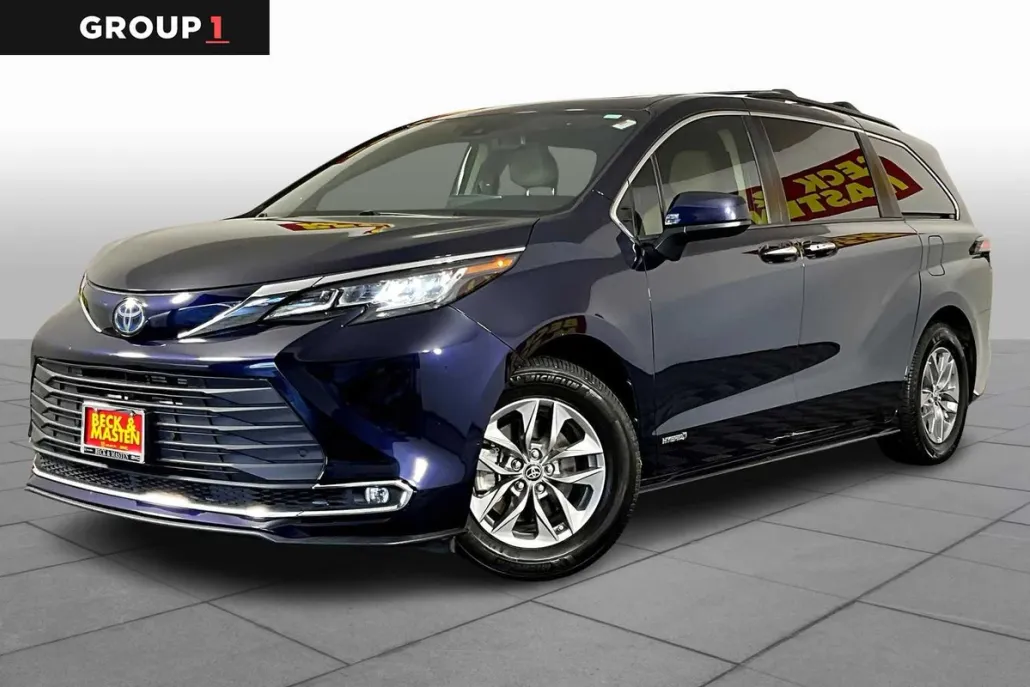 2021 Toyota Sienna XLE photo 1