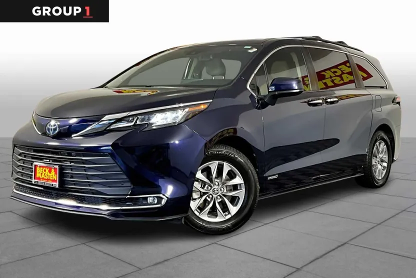 2021 Toyota Sienna XLE photo 1