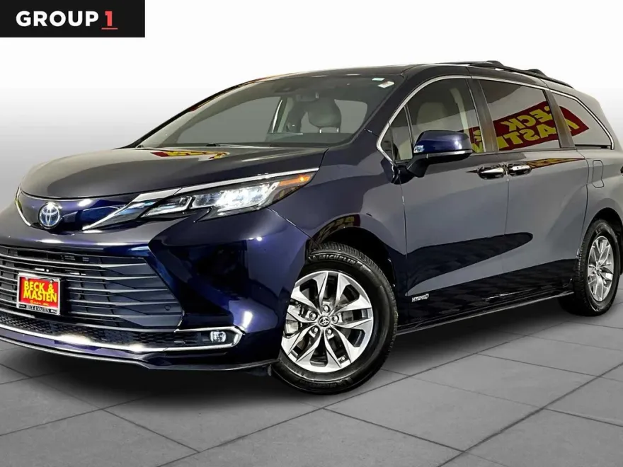 2021 Toyota Sienna XLE photo 1