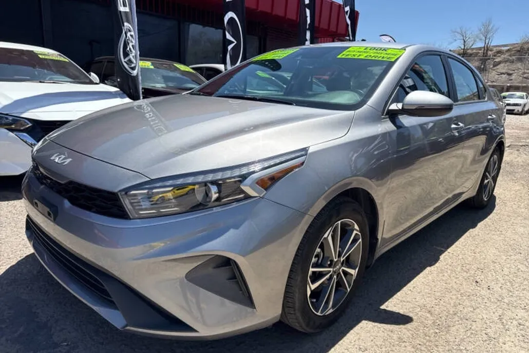 2023 Kia Forte LXS photo 1