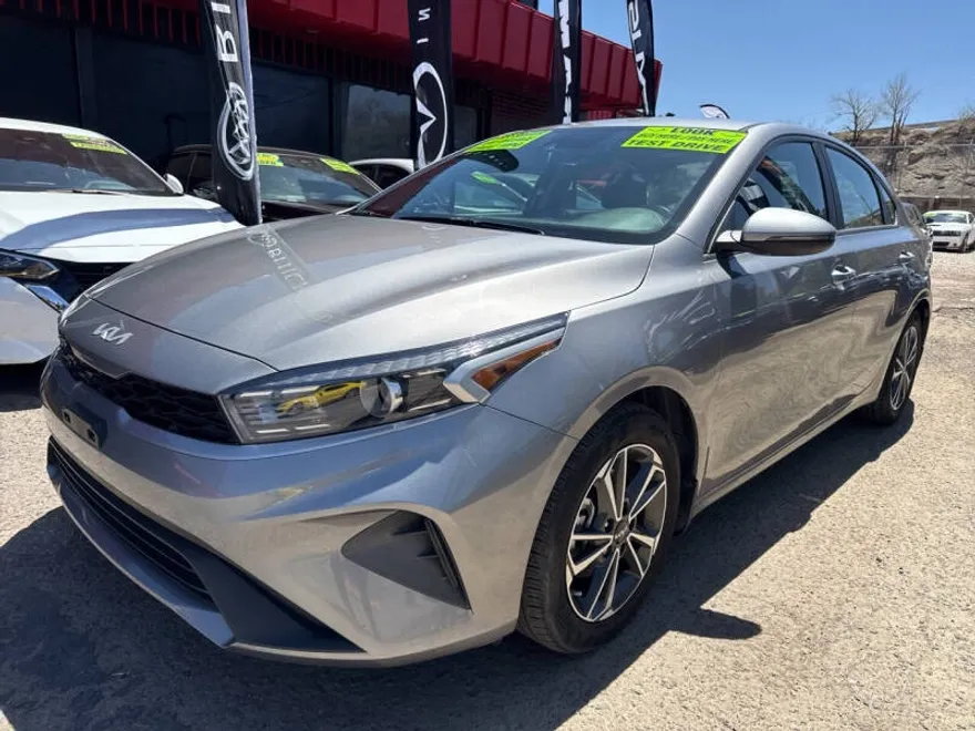 2023 Kia Forte LXS photo 1