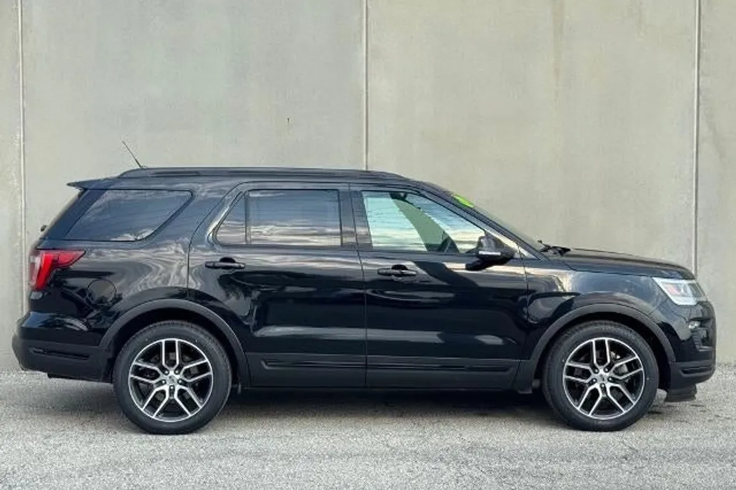 2019 Ford Explorer Sport photo 1