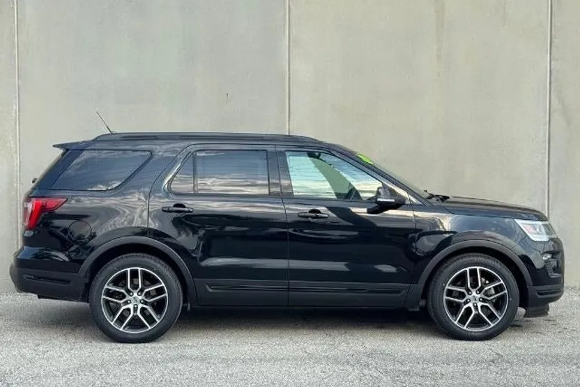 2019 Ford Explorer Sport photo 1