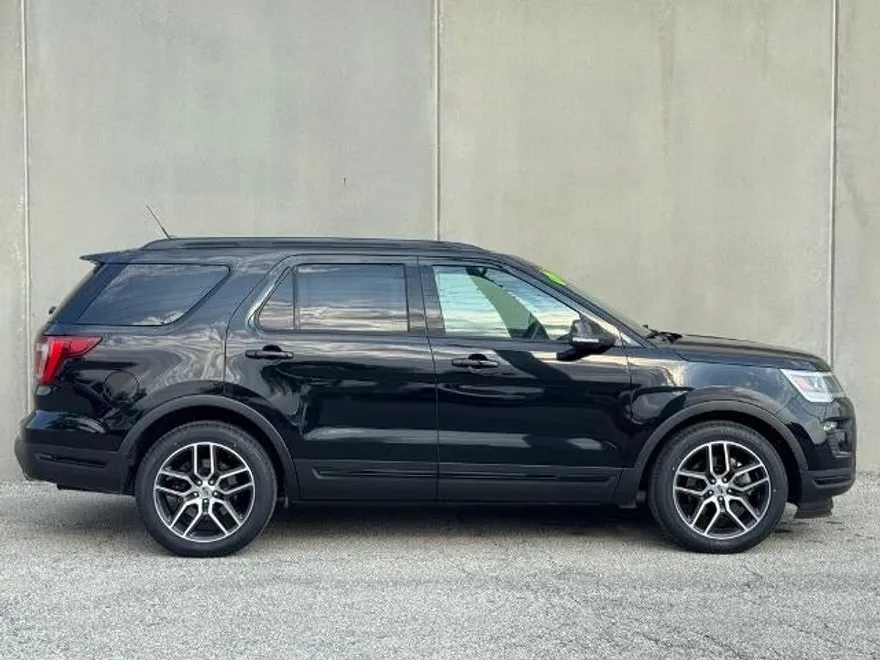 2019 Ford Explorer Sport photo 1