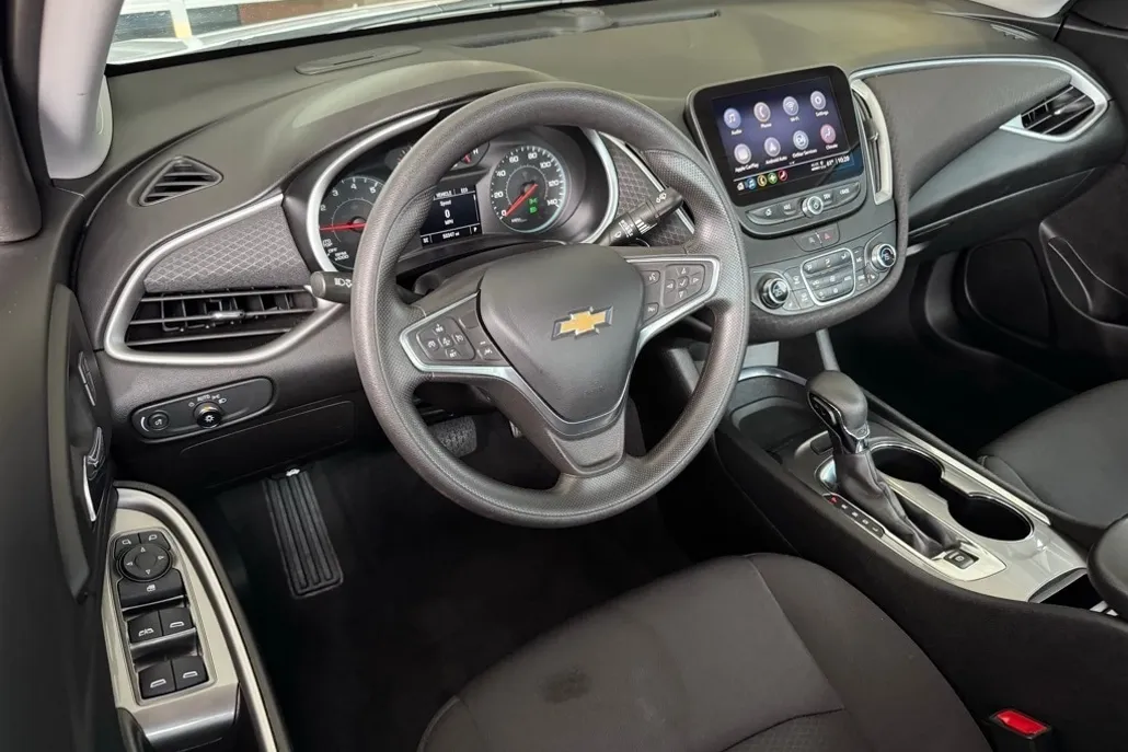 2023 Chevrolet Malibu 1LT photo 1