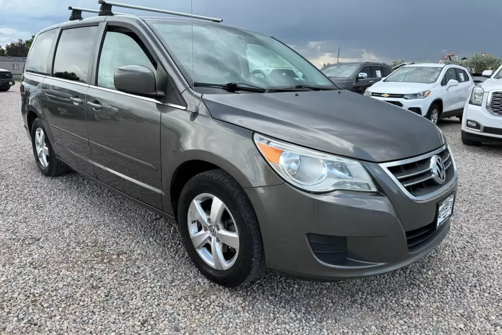 2010 Volkswagen Routan SE photo 1