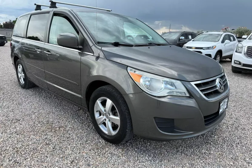 2010 Volkswagen Routan SE photo 1