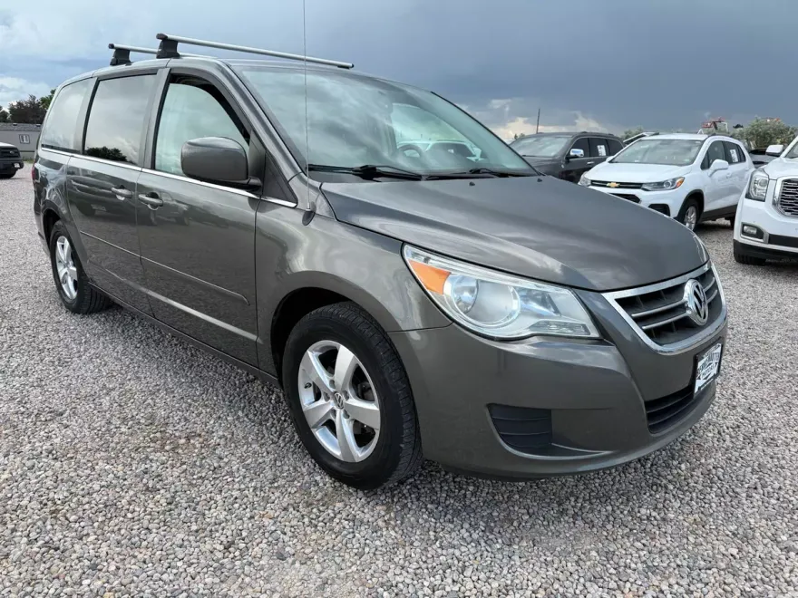 2010 Volkswagen Routan SE photo 1