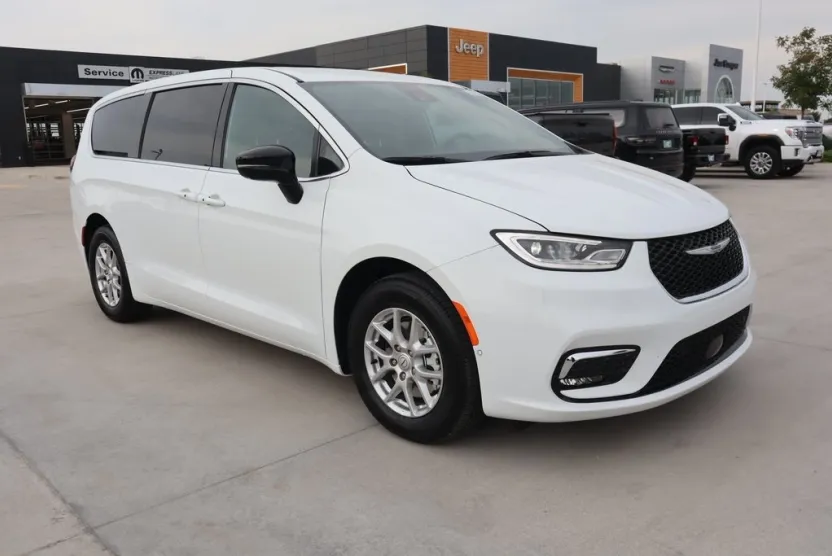 2026 Chrysler Pacifica photo 1