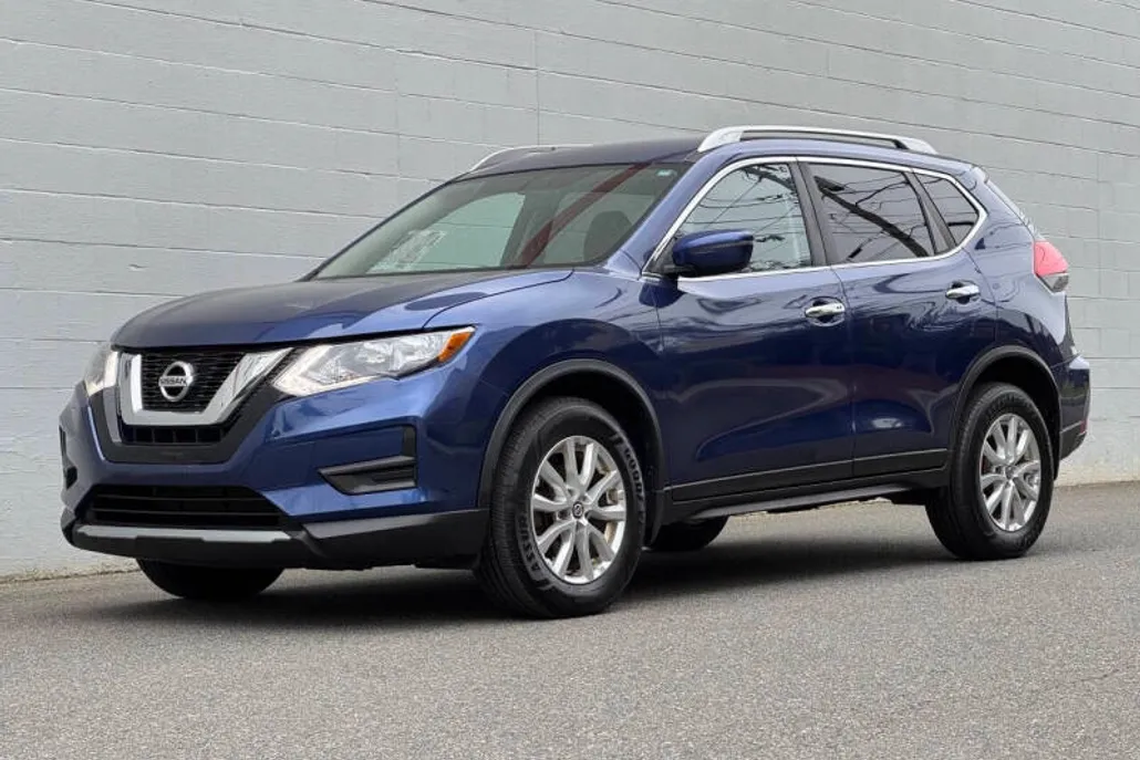 2017 Nissan Rogue SV photo 1