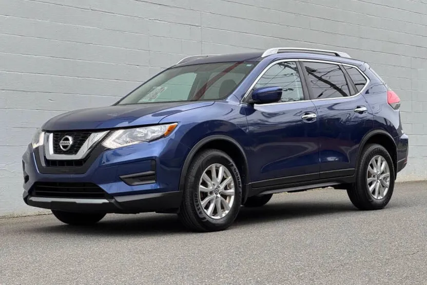 2017 Nissan Rogue SV photo 1