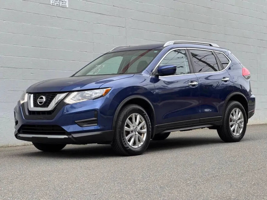 2017 Nissan Rogue SV photo 1