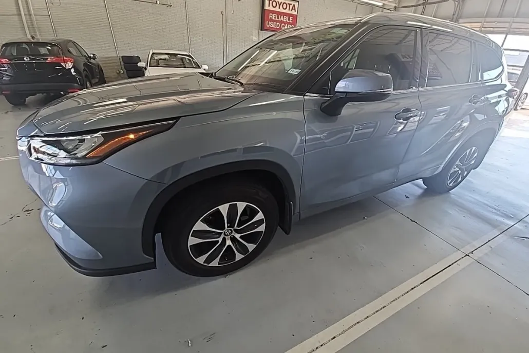 2020 Toyota Highlander XLE photo 1