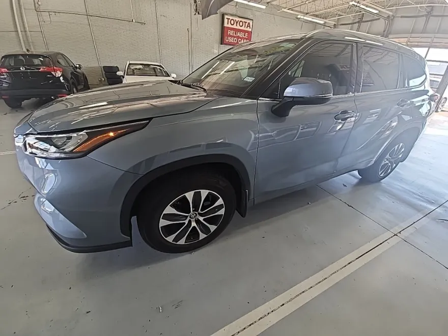2020 Toyota Highlander XLE photo 1