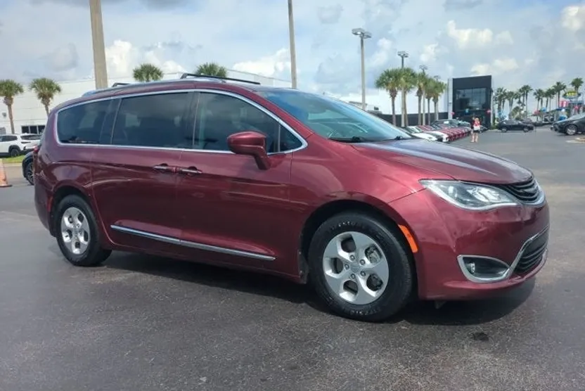 2018 Chrysler Pacifica Hybrid Touring L photo 1