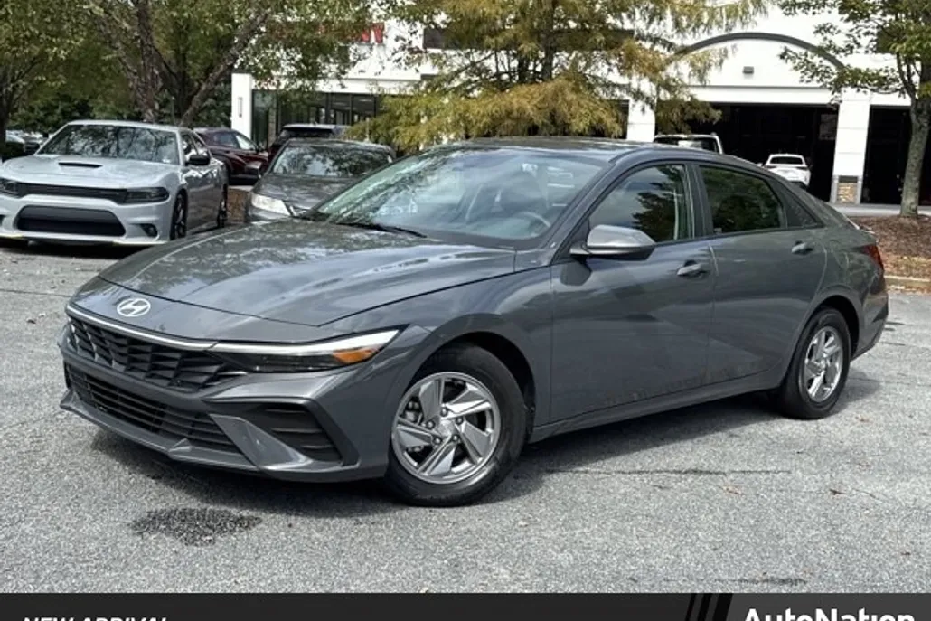 2024 Hyundai Elantra SE photo 1