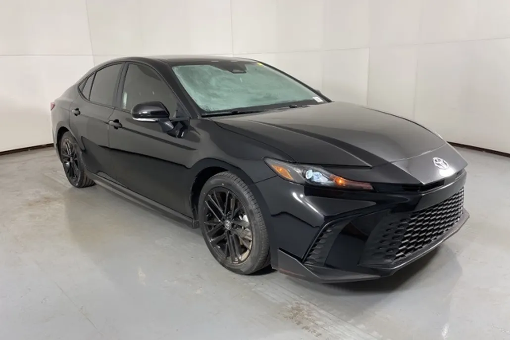 2025 Toyota Camry SE photo 1