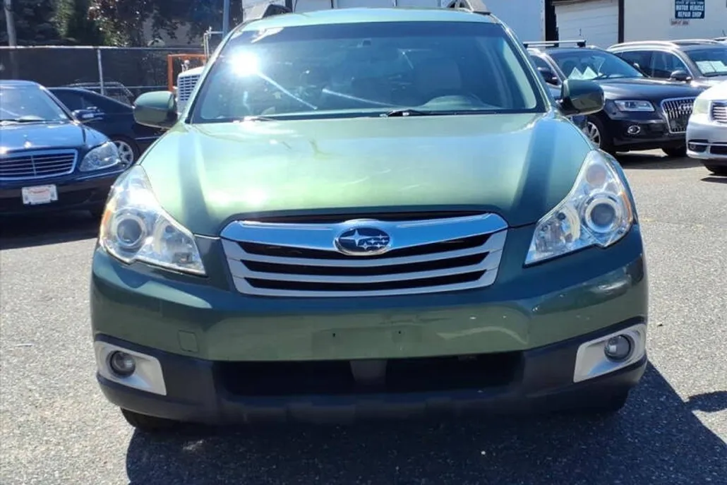 2011 Subaru Outback 2.5i Premium photo 1