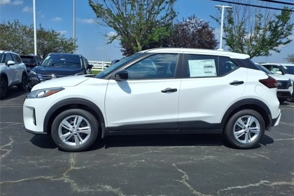 2025 Nissan Kicks Play S photo 1