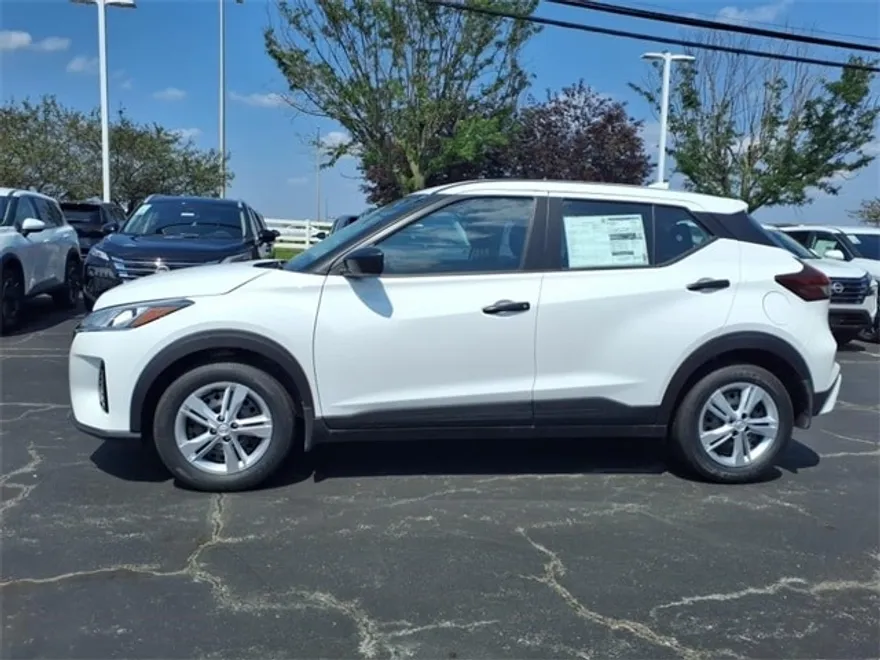 2025 Nissan Kicks Play S photo 1