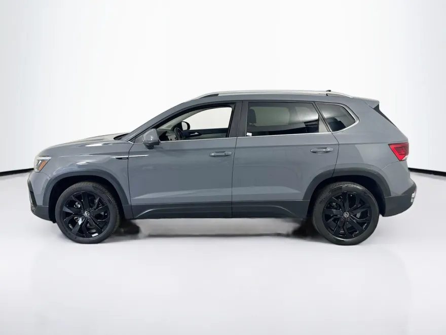 2023 Volkswagen Taos SE photo 1