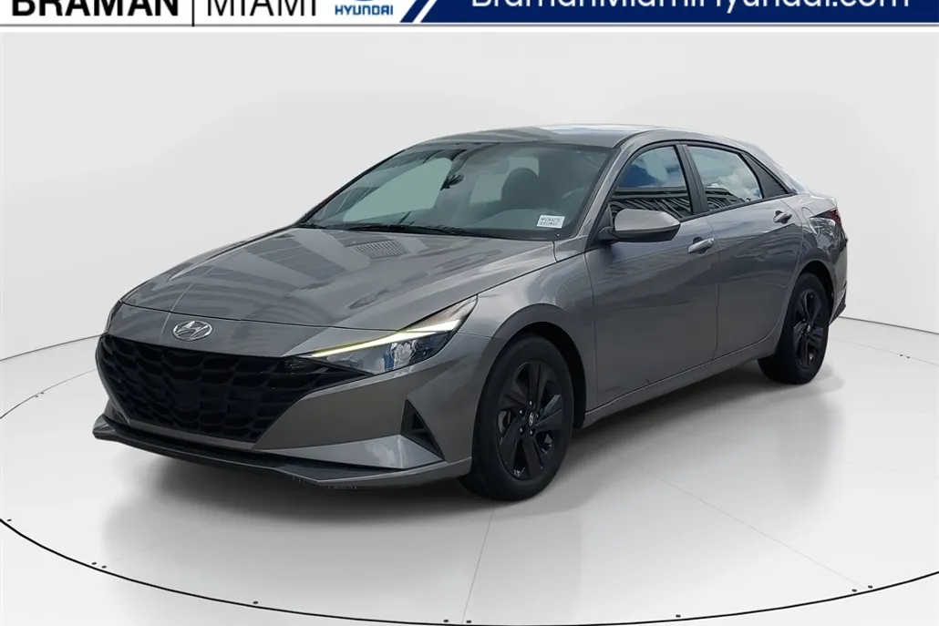 2022 Hyundai Elantra SEL photo 1
