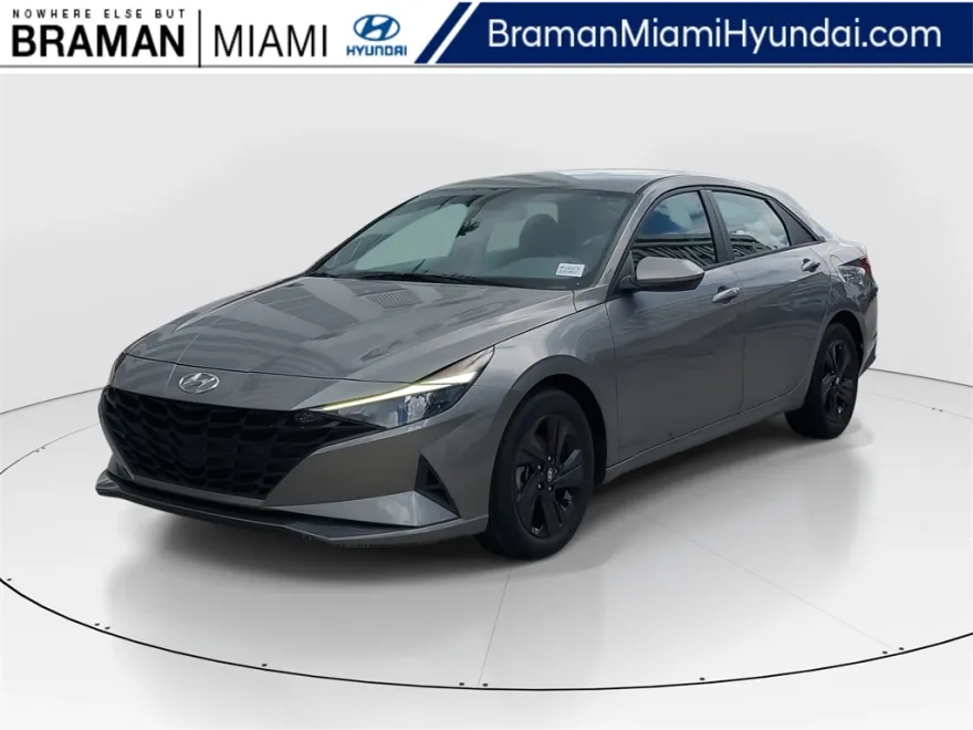 2022 Hyundai Elantra SEL photo 1