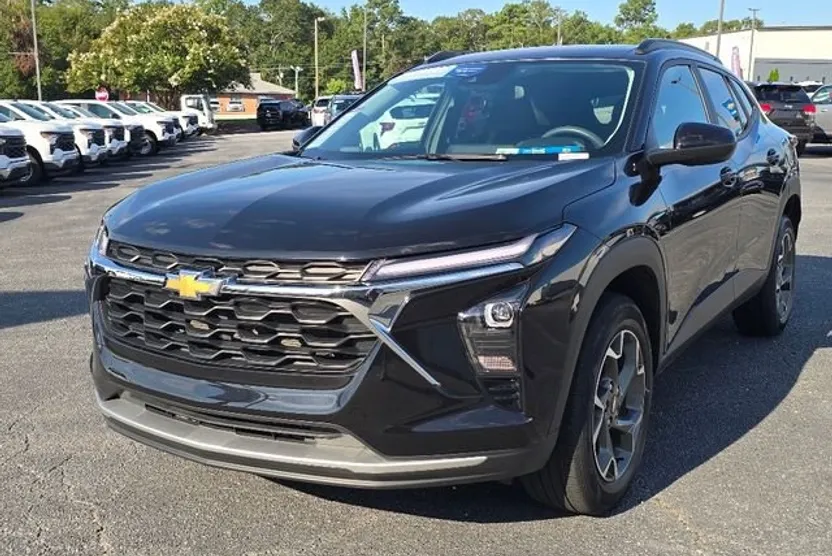 2024 Chevrolet Trax LT photo 1