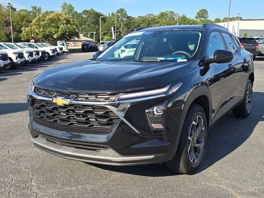 2024 Chevrolet Trax LT photo 1