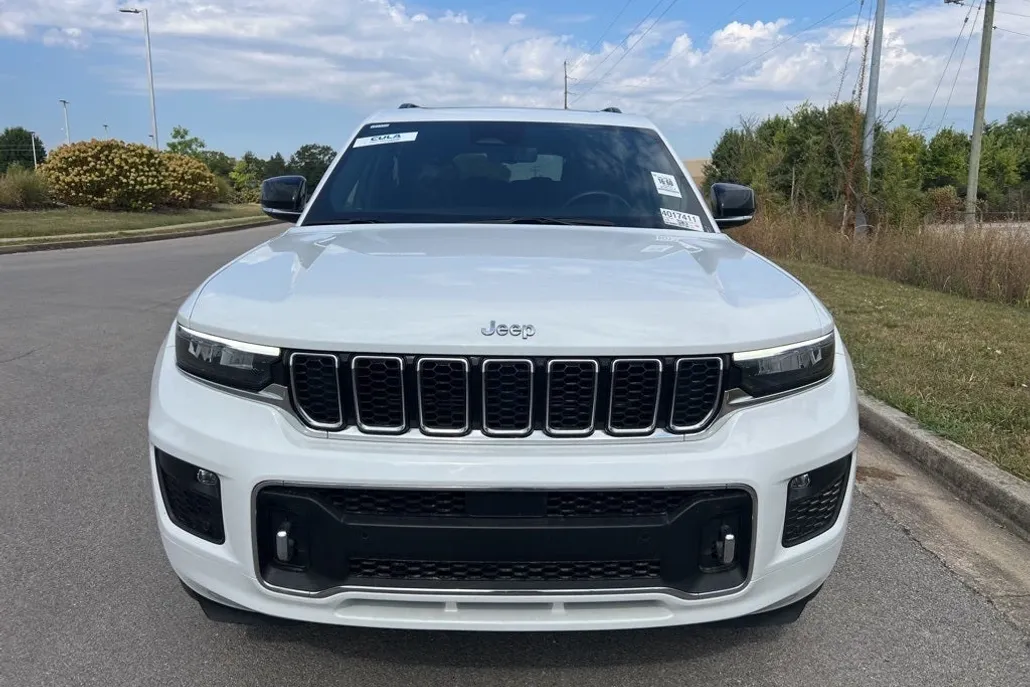 2022 Jeep Grand Cherokee Overland photo 1