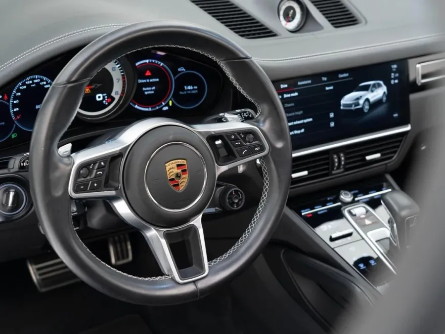 2022 Porsche Cayenne GTS photo 18