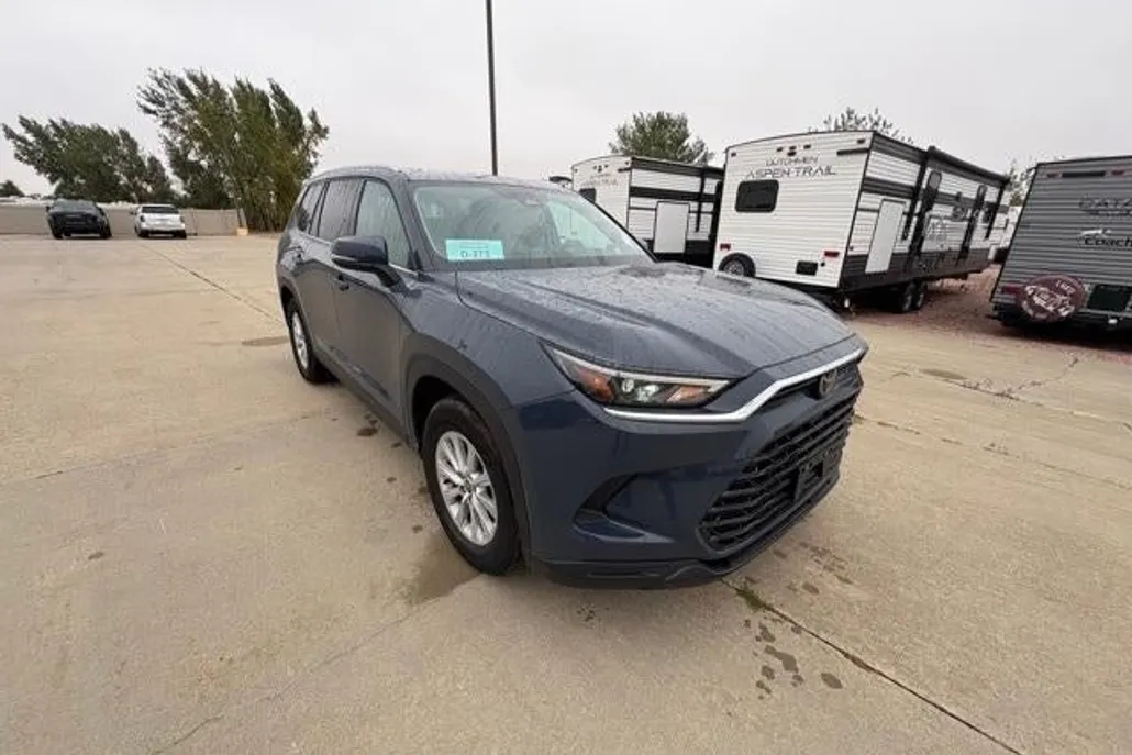 2025 Toyota Grand Highlander LE AWD photo 1