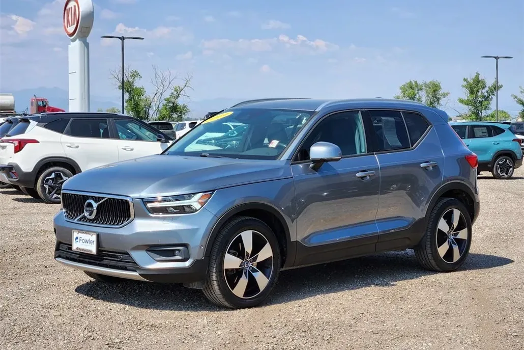2019 Volvo XC40 Momentum AWD photo 1