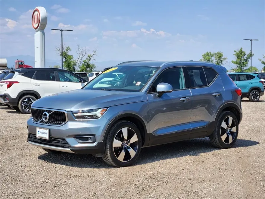2019 Volvo XC40 Momentum AWD photo 1