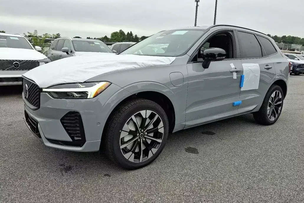 2026 Volvo XC60 T8 Plus photo 1