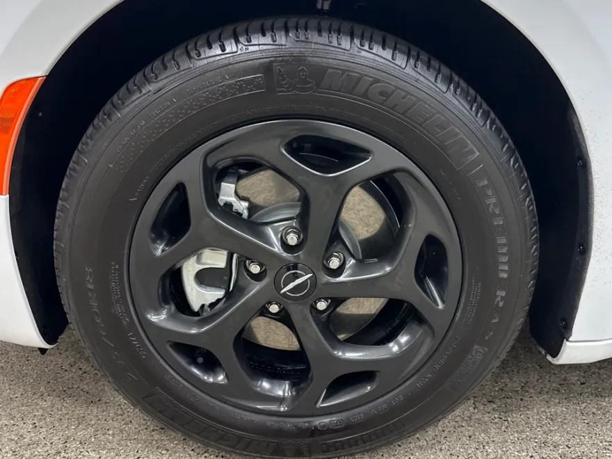 2023 Chrysler Pacifica Hybrid Touring L photo 1